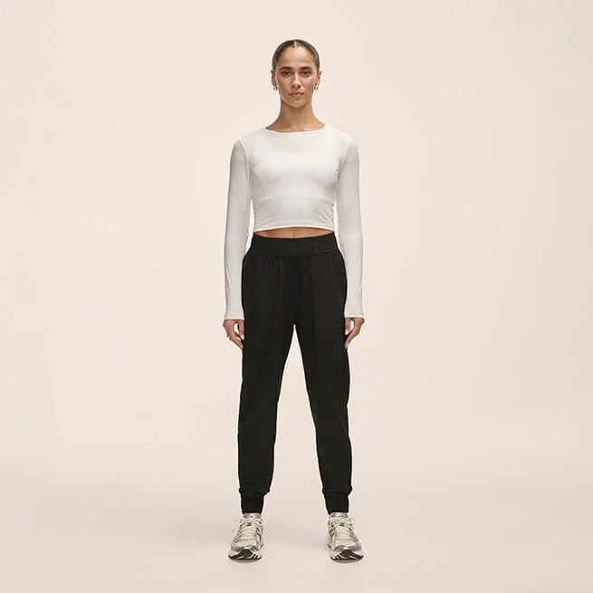 Брюки везде черные