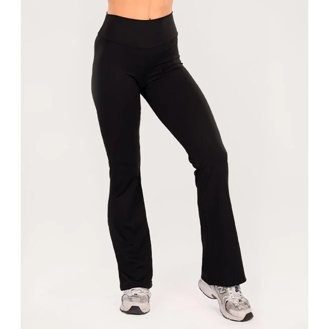 Расклешенные спортивные костюмы черные